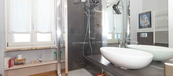 Guesthost - Charming Apt With Parking!