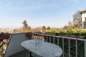 Apartment | Balcony - Guesthost - Charming Apt With Parking! (Turin)