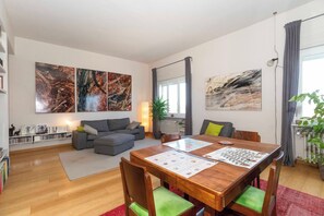 Living area - Guesthost - Charming Apt With Parking! (Turin)