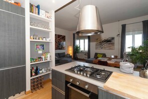 Apartamento | Cozinha privada | Geladeira grande, micro-ondas, fogão, cooktop