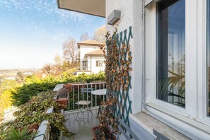 Apartment | Balcony - Guesthost - Charming Apt With Parking! (Turin)