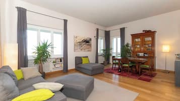 Apartamento | Área de estar | TV