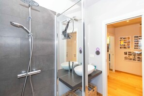 Apartment | Bathroom | Towels - Guesthost - Charming Apt With Parking! (Turin)