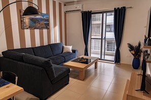 TV - Cobalt Canopy – Spacious 2-Bedroom Apartment (San Pawl il-Baħar (Qawra))