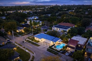 A residential area with houses, a swimming pool, and a road. - The Rose By Brickell (Miami)