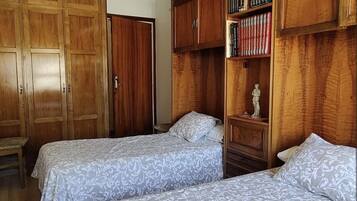 3 chambres, fer et planche Ă repasser, draps fournis