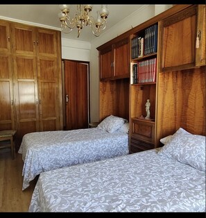 3 dormitorios, tabla de planchar con plancha, ropa de cama