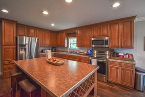 Fridge, microwave, oven, stovetop - # The LODGE! #  - A Private Ranch Retreat only 10 miles to the ARK Encounter. (Berry)