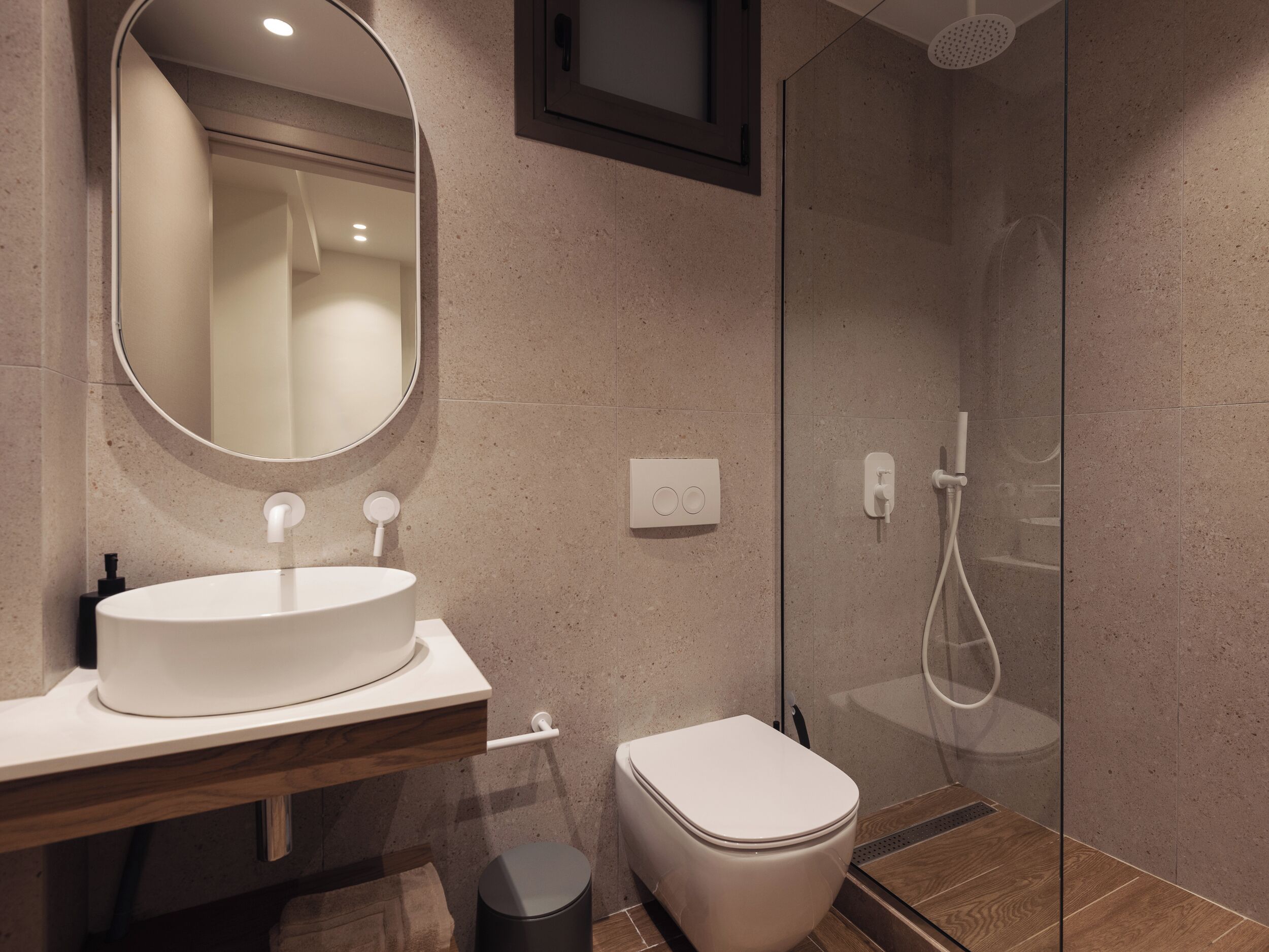 Ducha, artículos de tocador ecológicos, secador de pelo, toallas