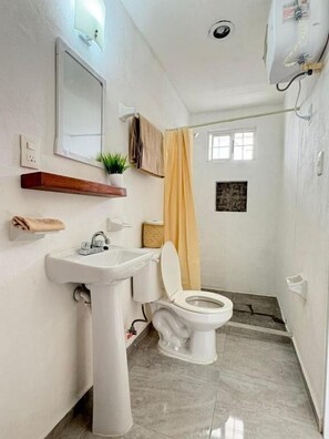 Phòng 4, quang cảnh thành phố | Phòng tắm | Buồng tắm vòi sen, khăn tắm, xà phòng, dầu gội 