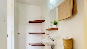 Quadruple Room, City View | Bilik Mandi