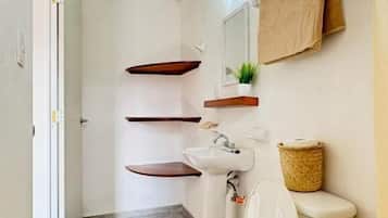 Habitació quàdruple, vistes a la ciutat | Bany | Dutxa, tovalloles, sabó i xampú