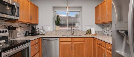 Kjøleskap, mikrobølgeovn, ovn og kokeplater