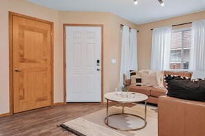 Smart TV - Charming 3 bed 2 1/2 bath w/ garage. Located on Boise Greenbelt & river. (Garden City)