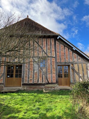 Exterior - Chambre d'hôtes "Le Grand Chêne" near Troyes and the Lacs d'Orient (Montreuil-sur-Barse)