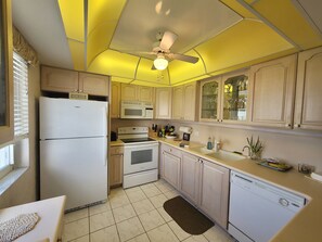 Fridge, microwave, oven, stovetop - CT 7344 Pond and Fountain View Condo - Welcome to Paradise (Fort Pierce)