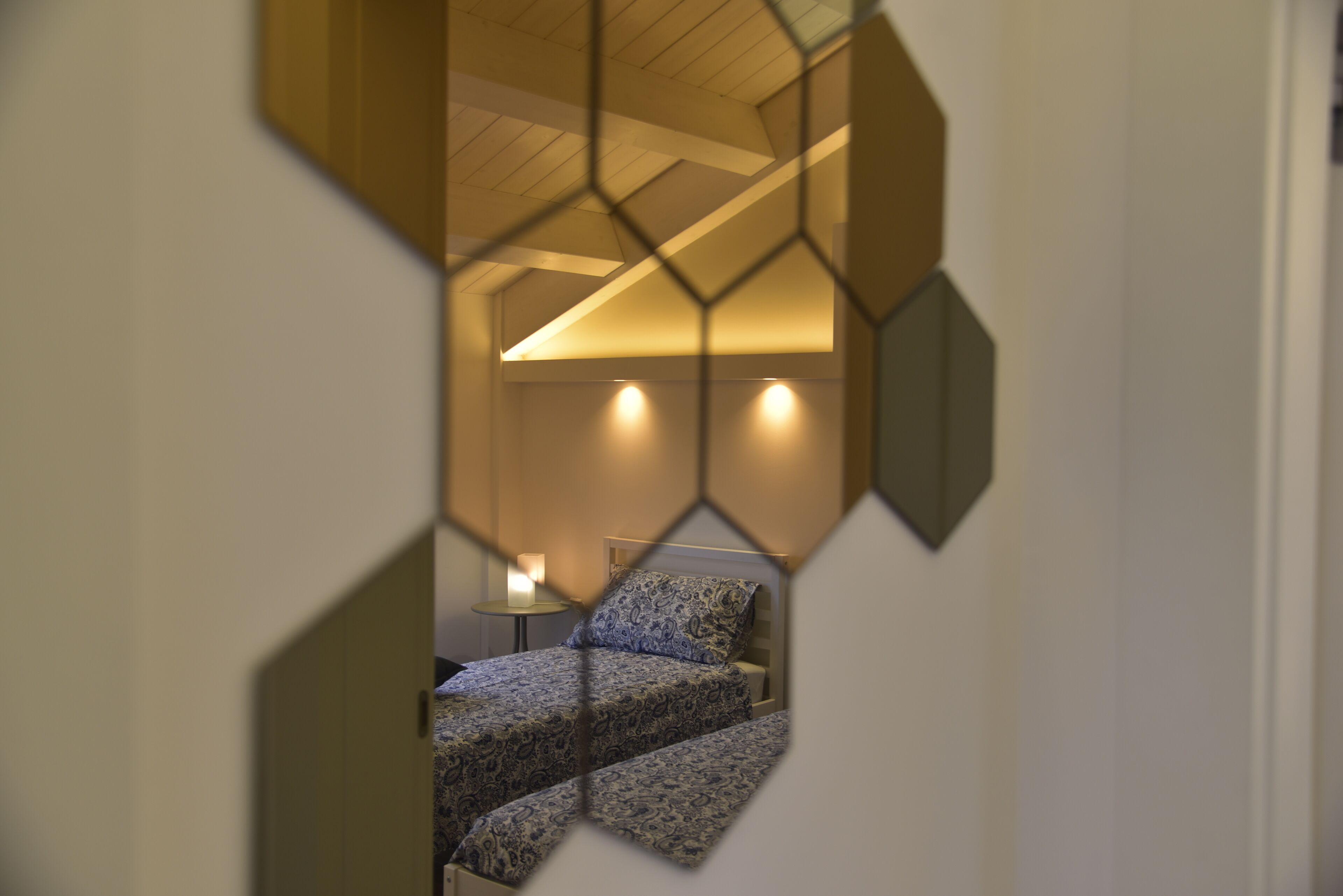 Une chambre à coucher avec un lit, une table de chevet et une commode.