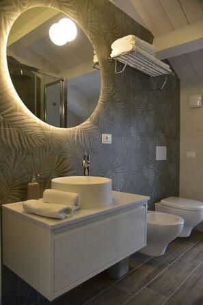 Haartrockner, Bidet, Handtücher, Seife