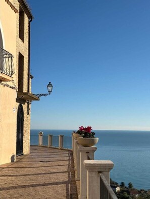 Property grounds - A place where the relaxation of the countryside meets the beauty of the sea. (VILLALFONSINA)
