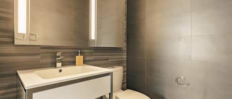 SĂšche-cheveux, serviettes fournies, savon, papier toilette