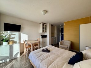 Iron/ironing board, Internet, bed sheets