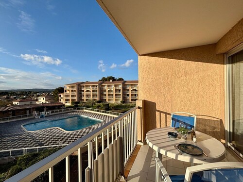 Bulle de Thau, pool and pine grove