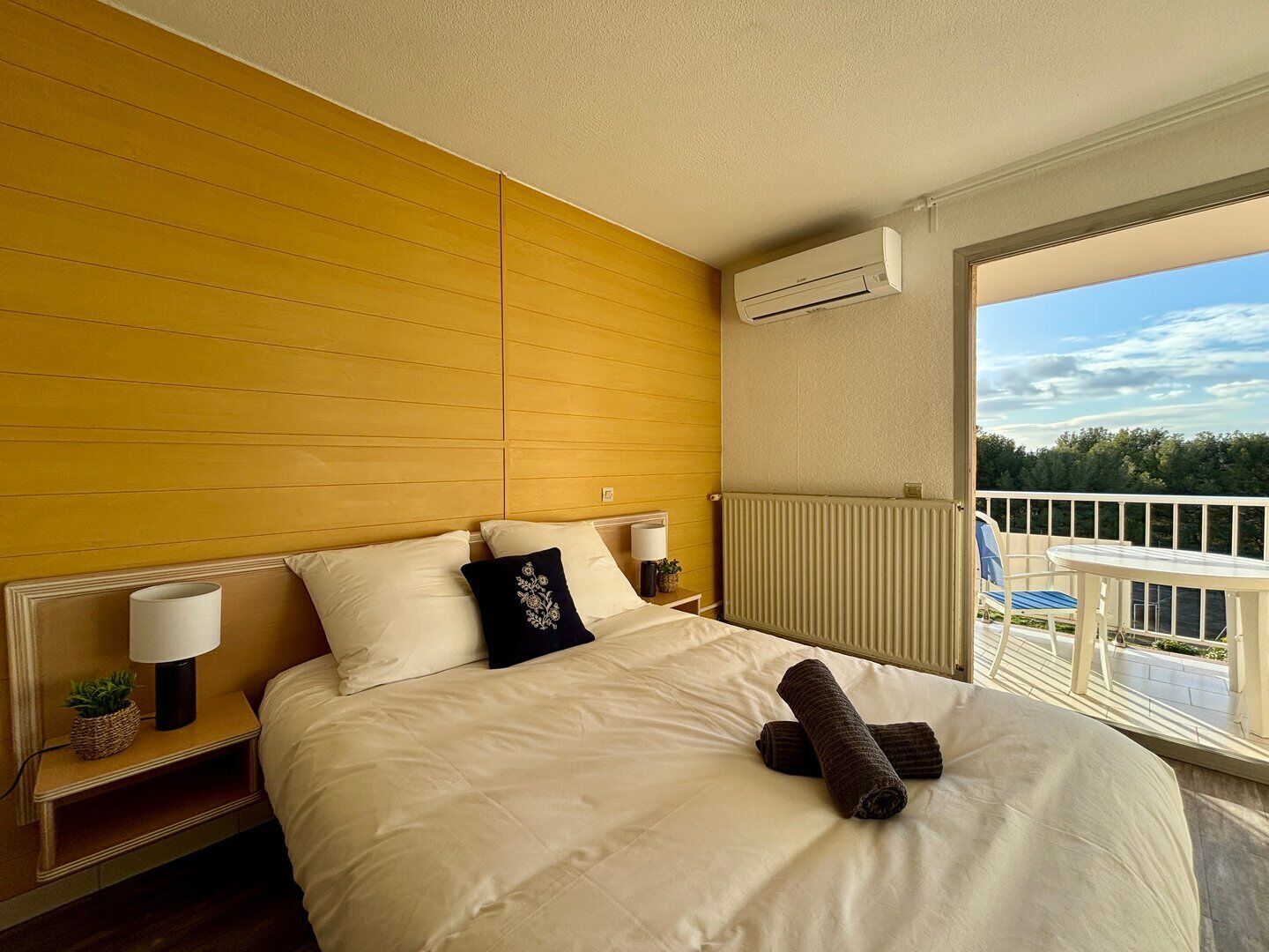 Fer et planche à repasser, accès Internet, draps fournis