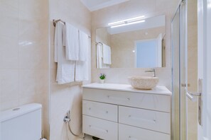 Appartement, 3 slaapkamers, toegang tot zwembad | Badkamer | Een douche, handdoeken