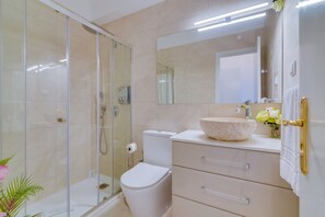 Appartement, 3 slaapkamers, toegang tot zwembad | Badkamer | Een douche, handdoeken