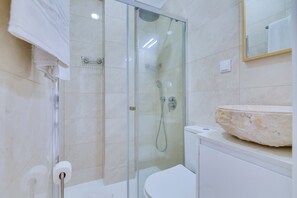 Appartement, 3 slaapkamers, toegang tot zwembad | Badkamer | Een douche, handdoeken
