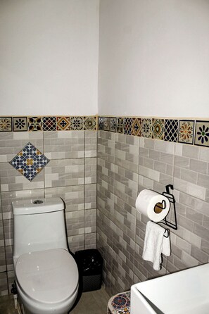 Shower, towels, soap, shampoo - Los Faroles Hotel & Spa (San Pedro Las Huertas)