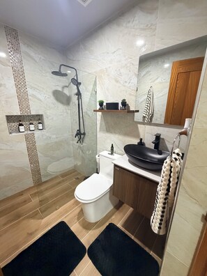 Shower, hair dryer, towels, soap - Black Pearl Stay Modern Luxury Living (Santo Domingo)