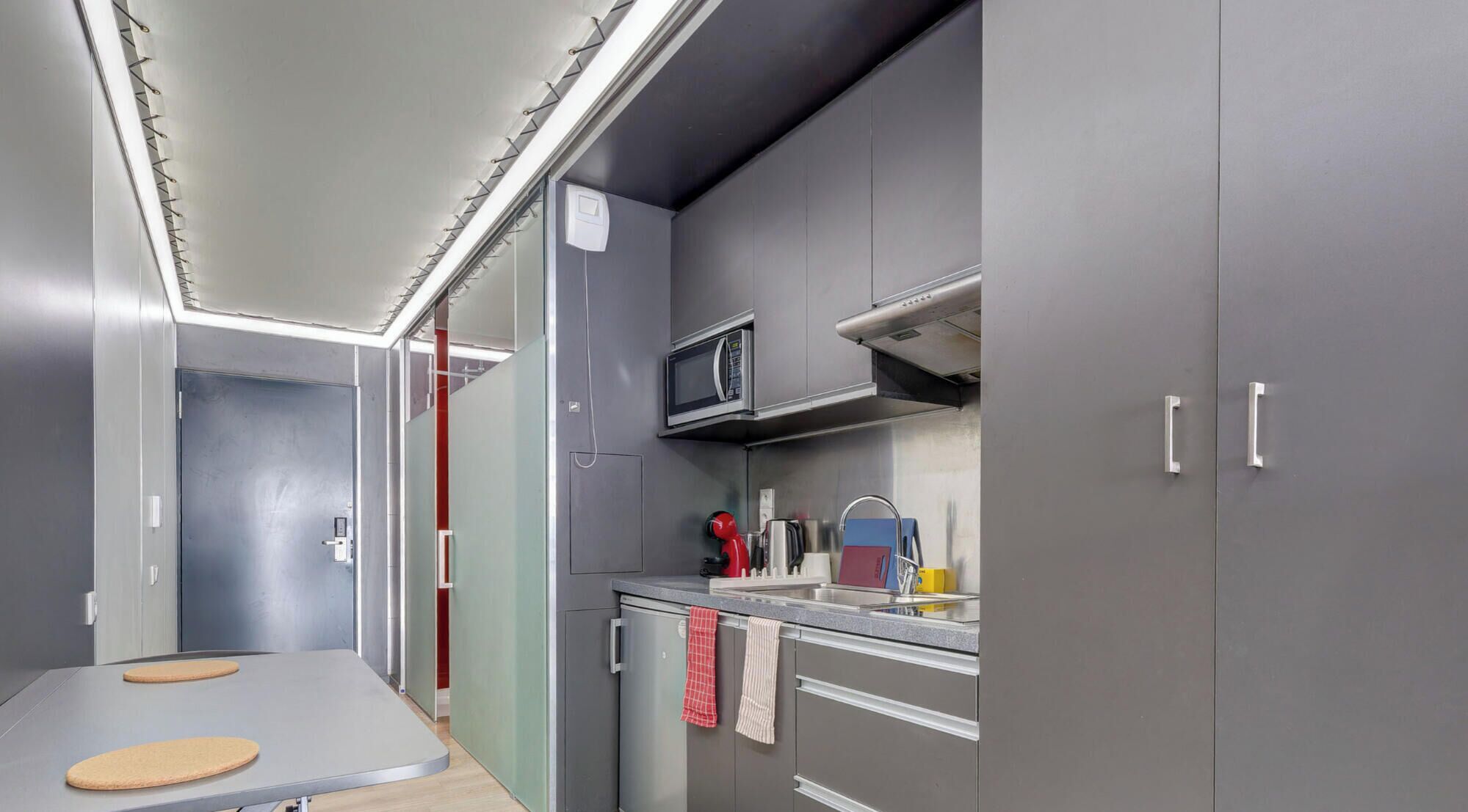 Refrigerador, microondas, parrilla de estufa y cafetera y tetera 