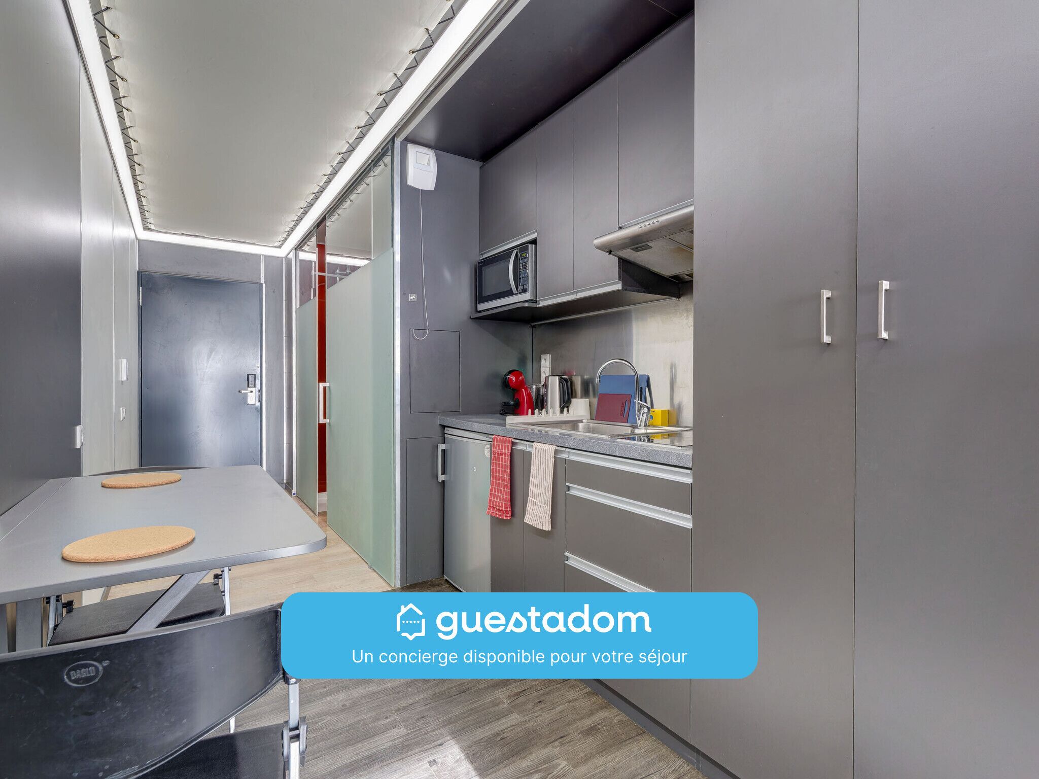 Réfrigérateur, micro-ondes, plaque de cuisson, cafetière/bouilloire