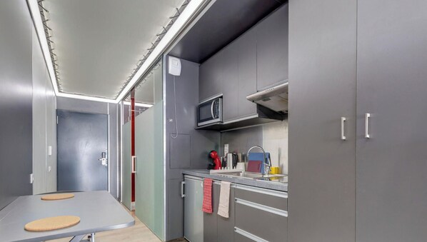 Jääkaappi, mikroaaltouuni, liesi, kahvin-/teenkeitin