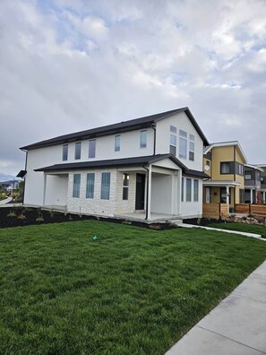Exterior - Bright Modern Home w/ Fireplace, Garage and  Chef Kitchen (Park City)