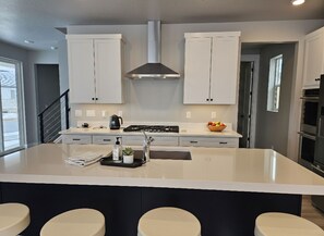 Fridge, microwave, oven, stovetop - Bright Modern Home w/ Fireplace, Garage and  Chef Kitchen (Park City)