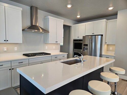 Bright Modern Home w/ Fireplace, Garage and  Chef Kitchen