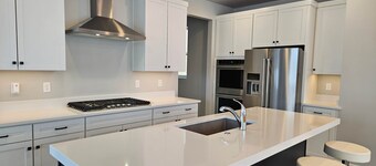 Bright Modern Home w/ Fireplace, Garage and  Chef Kitchen