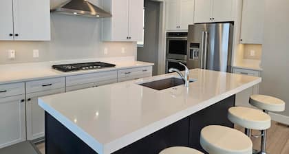 Bright Modern Home w/ Fireplace, Garage and Chef Kitchen