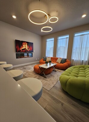 Smart TV, fireplace - Bright Modern Home w/ Fireplace, Garage and  Chef Kitchen (Park City)