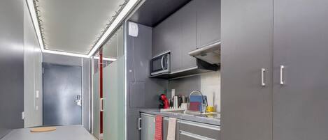 Réfrigérateur, micro-ondes, plaque de cuisson, cafetiÚre/bouilloire