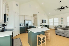 冷蔵庫、電子レンジ、オーブン、コンロ