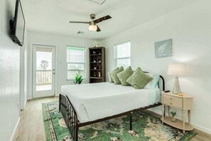 4 bedrooms, travel crib, WiFi, bed sheets - Surfside Beach: Jetty Views & Family Fun! (Surfside Beach)