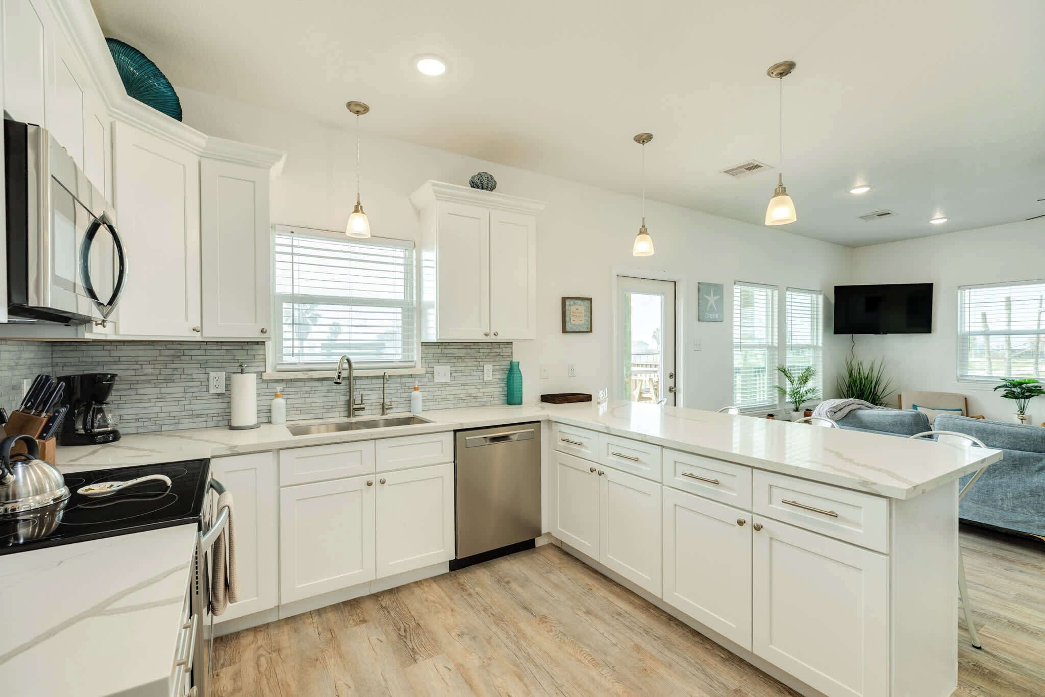 Fridge, microwave, stovetop, dishwasher