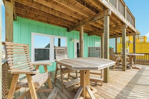 Outdoor dining - Surfside Beach: Jetty Views & Family Fun! (Surfside Beach)