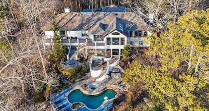 Luxury Mansion available with Pool, Gym and More - Perfect for entertaining