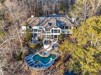 Luxury Mansion available with Pool, Gym and More - Perfect for entertaining