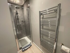 Dusche, Haartrockner, Handtücher, Seife