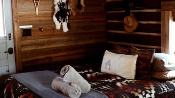 1 bedroom, bed sheets